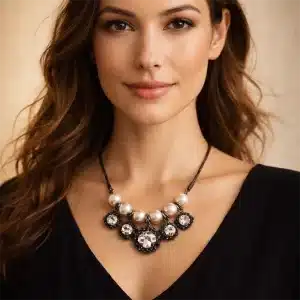 Modelo usando gargantilha grafite com perolas e strass elegante